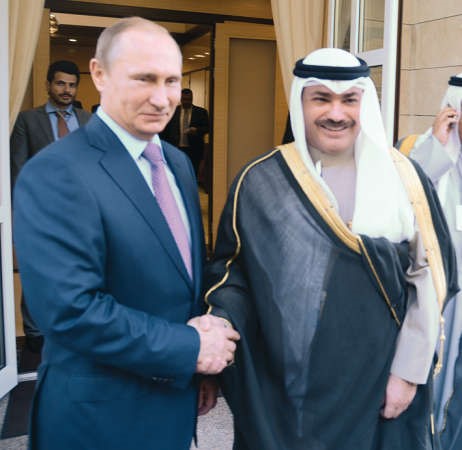 الرئيس فلاديمير بوتين مصافحا الشيخ خالد العبدالله﻿