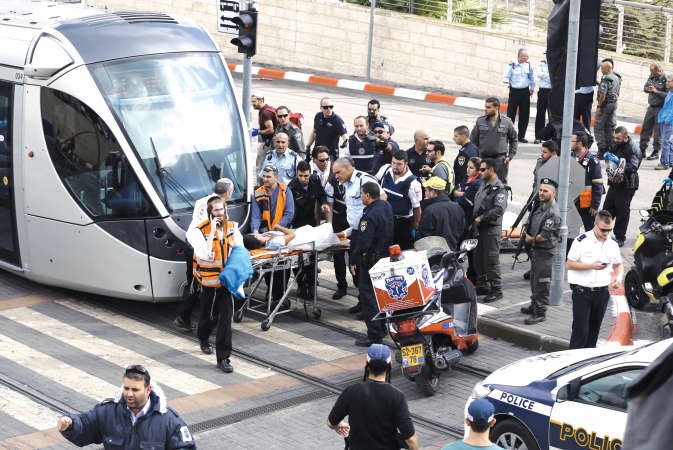 المصاب في حادث الطعن الجديد بمحطة القطار الخفيف في مستوطنة بسسغات زئيف في القدس	افپ﻿