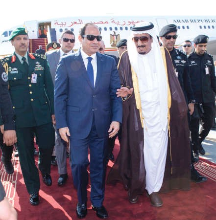 خادم الحرمين الشريفين الملك سلمان بن عبد العزيز مستقبلا الرئيس المصري عبد الفتاح السيسي﻿