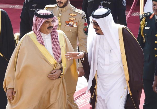 خادم الحرمين الملك سلمان بن عبد العزيز مستقبلاعاهل البحرين الملك حمد بن عيسى ال خليفة