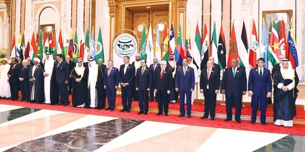 القادة والزعماء في لقطة تذكارية خلال مؤتمر القمة العربيةاللاتينية الرابعة بالرياض