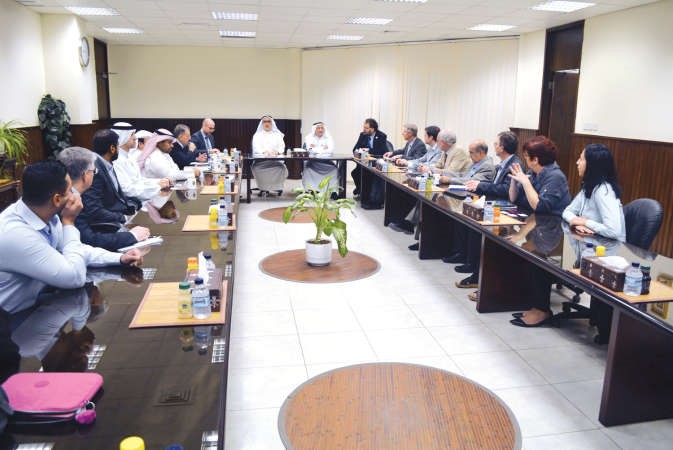 الوفد خلال لقائهم الخياط﻿