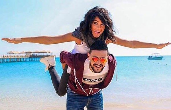 صورة.. سارة سلامة على ظهر رامز جلال بأحد الشواطئ