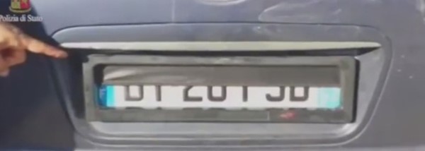 بالفيديو.. فكرة جنونية لتجنب المخالفات المرورية
