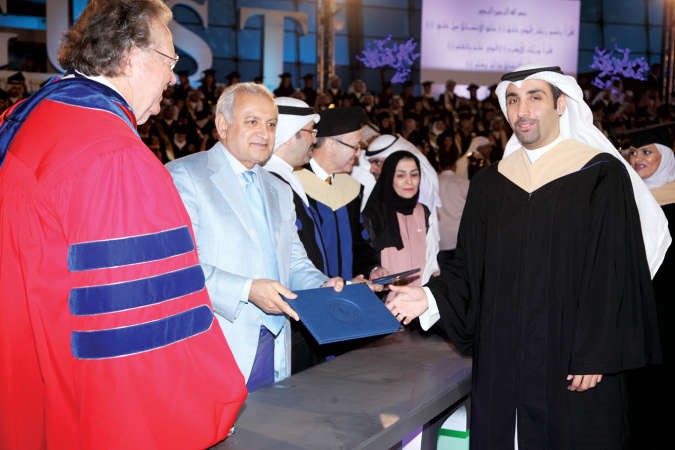 تكريم احد الخريجين﻿