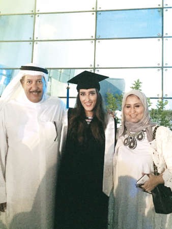 الخريجة سلمى السريع تتوسط والدها حمد السريع ووالدتها﻿