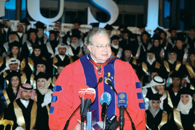 رئيس جامعة الخليج للعلوم والتكنولوجيا ددونالد بيتس متحدثا﻿