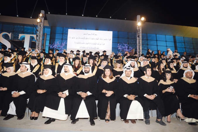 مجموعة من الخريجين والخريجات﻿