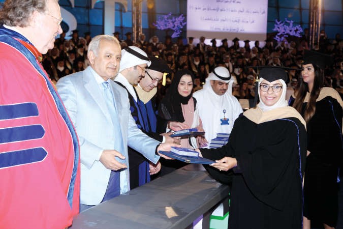 تكريم احدى الخريجات﻿