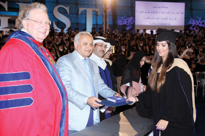 دبدر العيسى وددونالد بيتس يكرمان احدى الخريجات ﻿