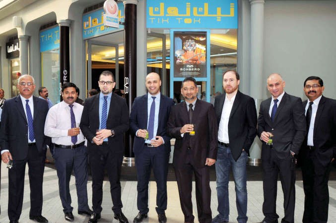 عدد من الحضور