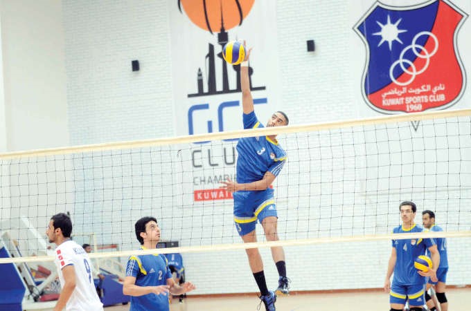 عملية احماء لاعب الشباب احمد حسين قبل بدء مباراتهم مع الكويت