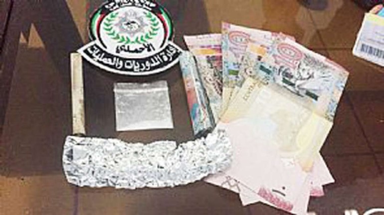 اكياس الهيروين والشبو التي تم ضبطها ﻿