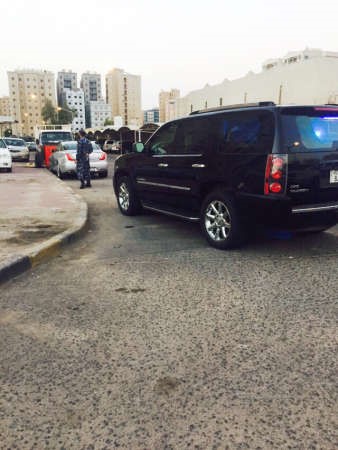 رجال ادارة المتفجرات يتعاملون مع الحقيبة المشبوهة﻿