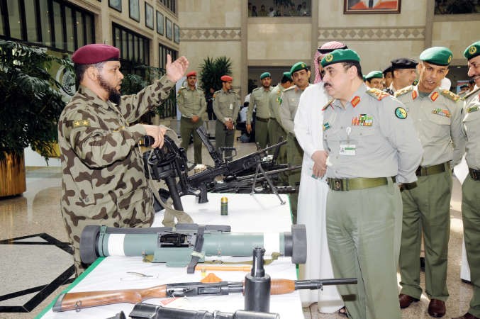 الفريق الركن م هاشم الرفاعي يستمع لشرح عن قطعة سلاح حديثة