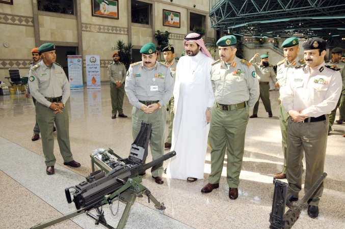 الفريق الرفاعي واللواء الوقيت واللواء شجاع يطلعون على احد الاسلحة الحديثة