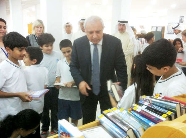 دبدر العيسى مع مجموعة من الطلبة خلال الجولة ﻿