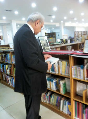 ومتفقدا المكتبة﻿