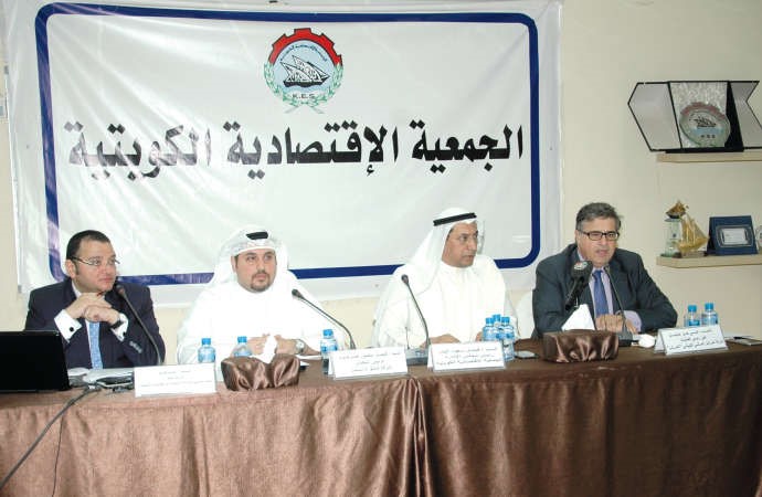 علي خليل وفيصل البدر وفيصل صرخوه وحسام عبدالله خلال الندوة 