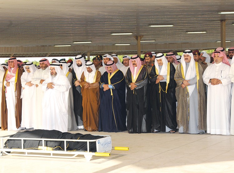 سمو ولي العهد الشيخ نواف الاحمد وسمو الشيخ ناصر المحمد والشيخ حمد صباح الاحمد والشيخ علي العبدالله خلال اداء صلاة الجنازة على الفقيد في مقبرة الصليبخات امس