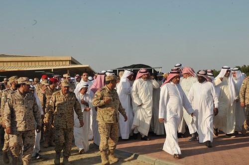 جثمان الراحل الشيخ صالح المحمد محمولا على الاكتاف