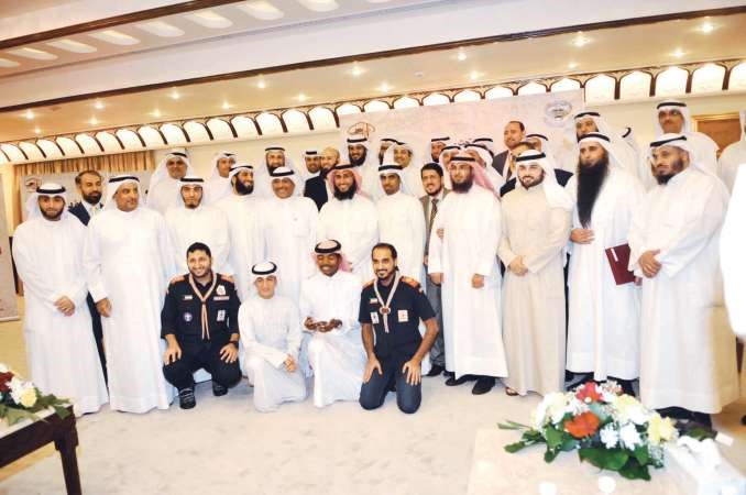 يعقوب الصانع متوسطا المكرمين خلال اللقاء 	محمد هاشم﻿