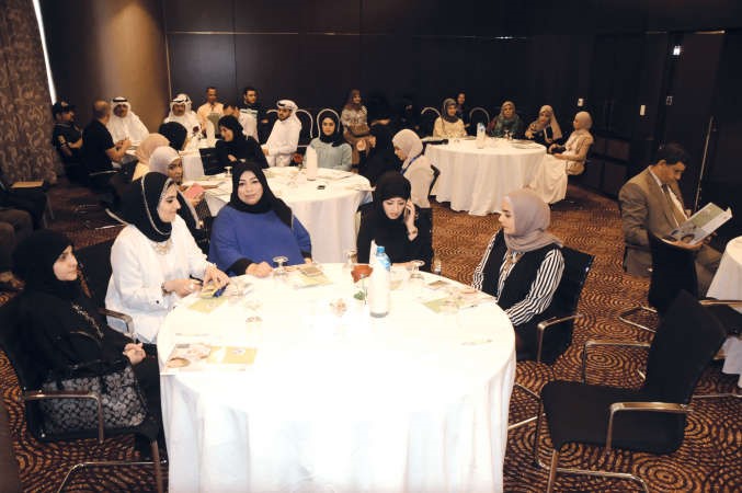 جانب من الاخصائيين الاجتماعيين والنفسيين المشاركين في الورشة