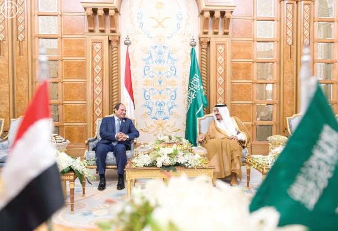 خادم الحرمين الشريفين الملك سلمان بن عبدالعزيز مجتمعا مع الرئيس المصري عبدالفتاح السيسي في الرياض امس واس﻿