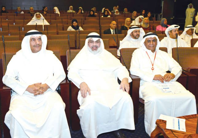 عادل الصرعاوي متوسطا اسماعيل الغانم وعصام الخالد﻿