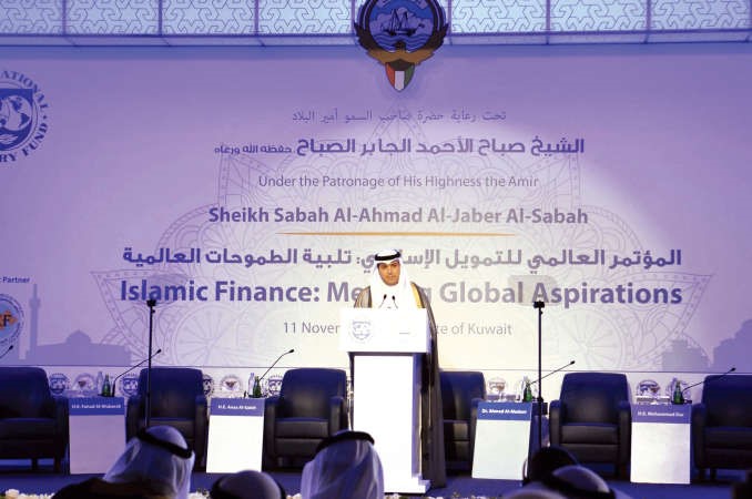د محمد الهاشل ملقيا كلمته الافتتاحية في المؤتمر امس