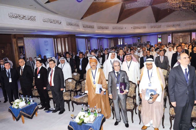 كبار الشخصيات الاقتصادية الخليجية والعالمية في جانب من افتتاح المؤتمر امس