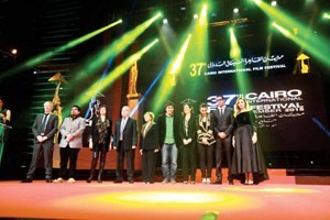 حادث الطائرة يلقي بظلاله على افتتاح مهرجان القاهرة السينمائي الـ 37