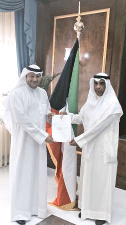 د علي العبيدي يقدم اقرار ذمته المالية الى المستشار عبدالرحمن النمش