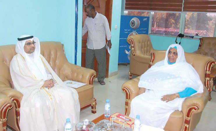 السفير طلال الهاجري مع وزيرة التربية والتعليم العام بالسودان سعاد عبدالرزاق 