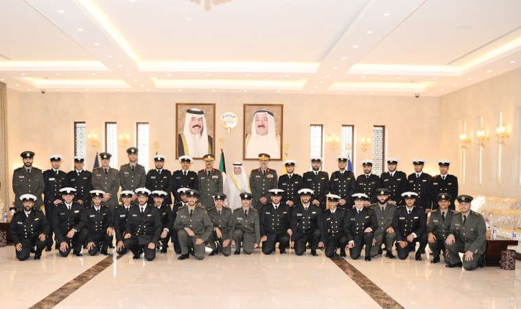 الشيخ خالد الجراح والفريق الركن محمد الخضر مع الضباط المرقين 