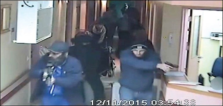 صورة عن يديو للمجموعة الاسرائيلية التي اقتحمت مستشفى الخليل وقتلت فلسطينيا واختطفت اخر مصابارويترز
