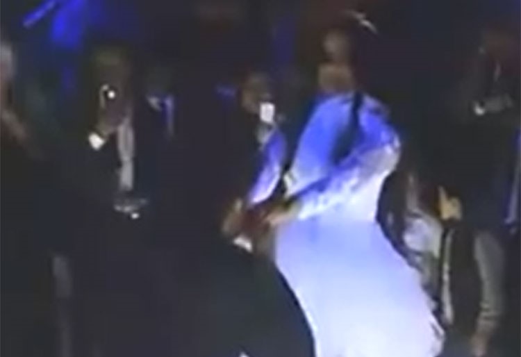 بالفيديو.. فستان زفاف غريب لزوجة ابن علا رامي في حفل زفافها 