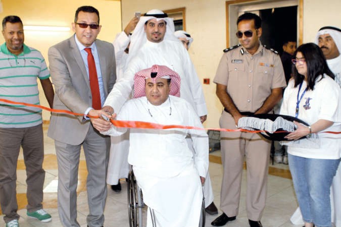 قص الشريط ايذانا بافتتاح المعرض ﻿