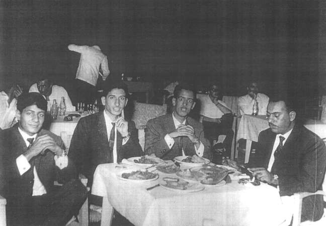 على المشاري في كازينو الشجرة بالقاهرة مع كل من خليل ثويني وحسين اسماعيل وسلمان بوطيبان عام 1964﻿