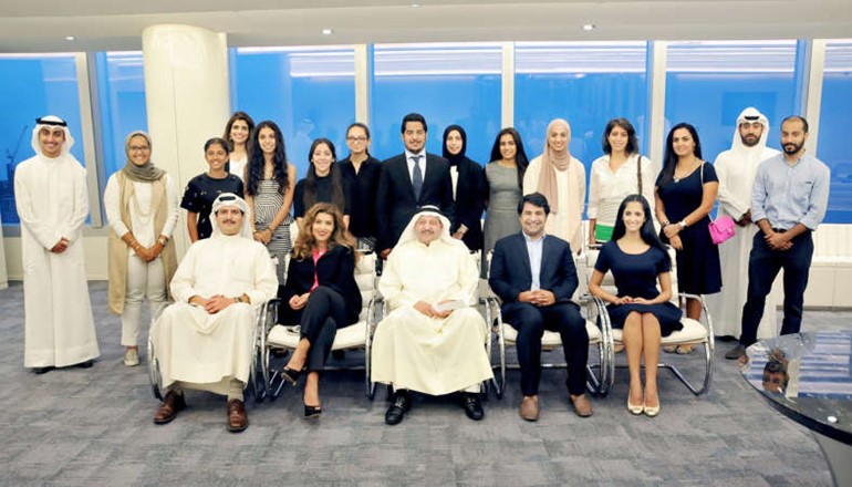 لقطة جماعية لموظفي الخليج للتامين مع الشباب المشاركين ببرنامج بروتوجيز ﻿