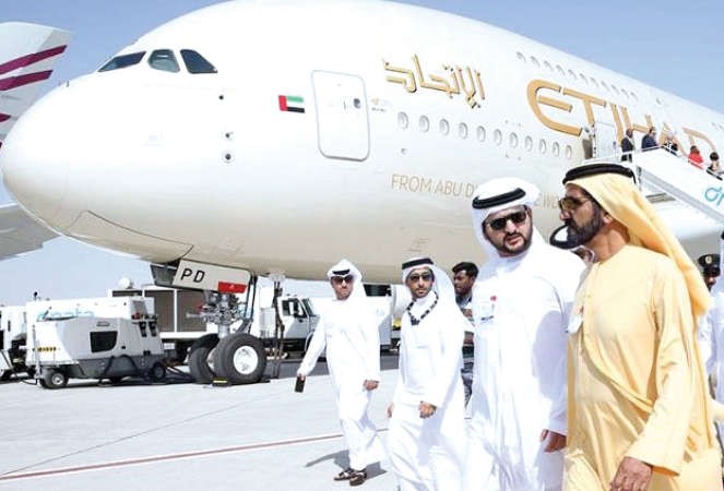 الشيخ محمد بن راشد خلال زيارته طائرة الاتحاد﻿