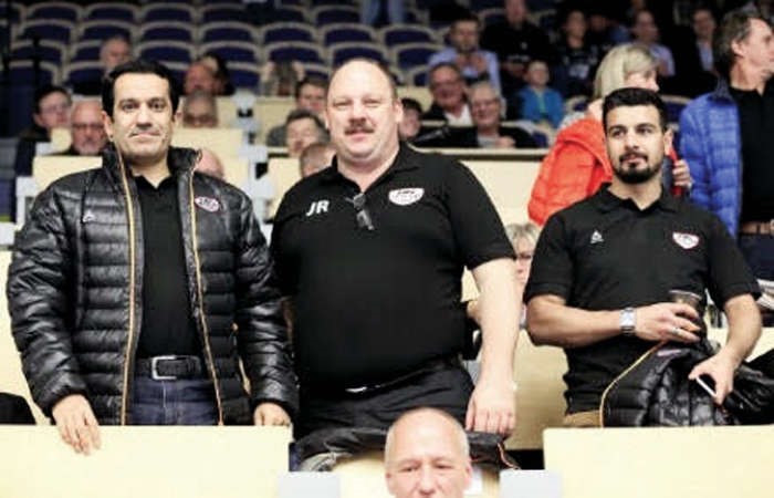 احمد الشحومي مع رئيس نادي مالمو السويدي﻿
