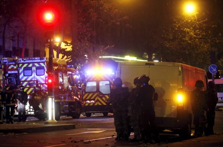 عناصر من الشرطة الفرنسية في محيط قاعة العرض في باتاكلان
