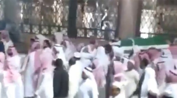 بالفيديو.. في حالة نادرة.. تشييع جنازة سعودي مكشوف الوجه في المسجد النبوي.. تعرف على السبب