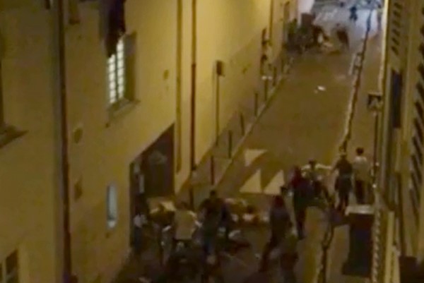 بالفيديو.. صحافي يصور لحظة وقوع مجزرة المسرح في باريس