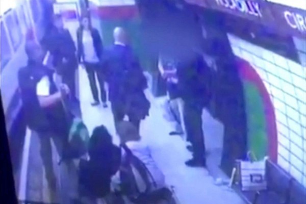 بالفيديو.. ثمانيني يدفع محجبة باتجاه قطار مسرع في لندن