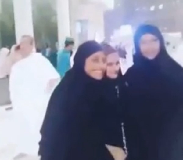 بالفيديو... معجبون يستوقفون شجون الهاجري وهي تؤدي مناسك العمرة لالتقاط الصور