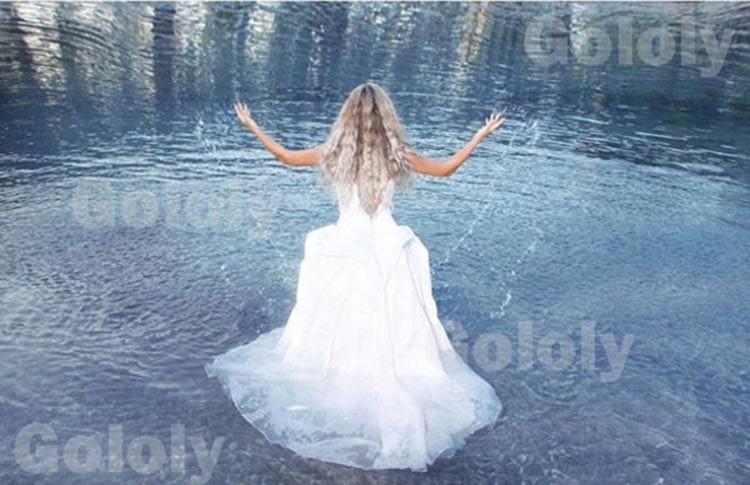 بالصور.. مايا دياب في البحر بفستان زفاف!