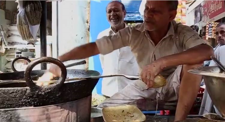 بالفيديو.. طباخ يضع يديه في الزيت المغلي 