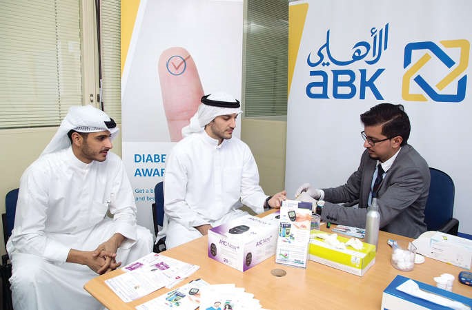 موظفو البنك اثناء اجراء الفحوصات الطبية﻿